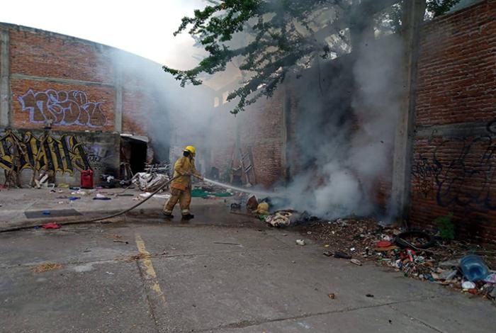Se incendia bodega abandonada en la colonia Vista Bella de Apatzingán