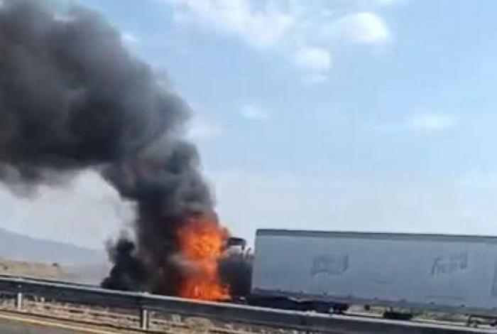 Se incendia camión de carga en Autopista de Occidente