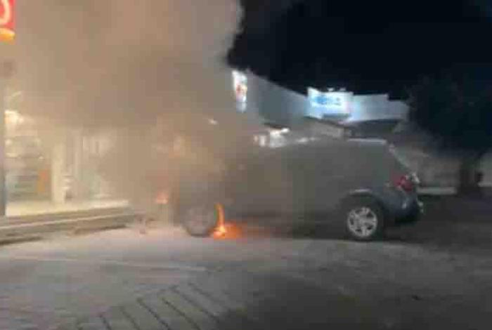 Se incendia camioneta afuera de un Oxxo en la colonia Vista Bella, en Morelia