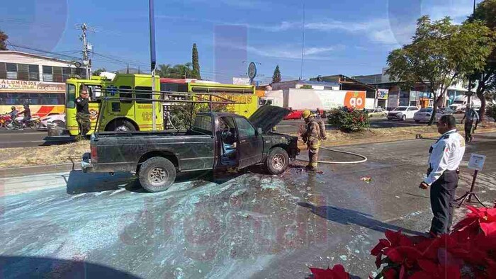 Se incendia camioneta al poniente de Morelia