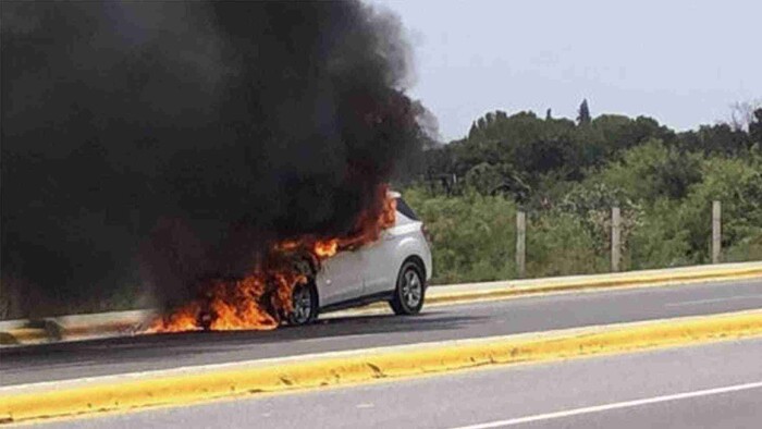 Se incendia camioneta con mujer y sus dos hijos a bordo en Saltillo