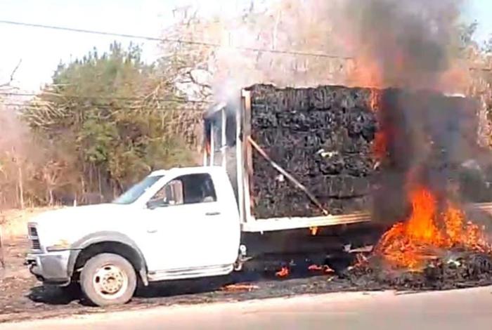 Se incendia camioneta debido a falla mecánica en la carretera Huetamo-San Lucas