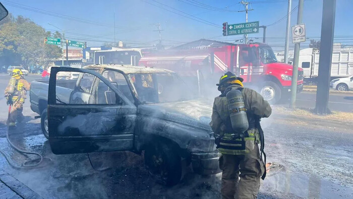 Se incendia camioneta por aparente falla, en Zamora