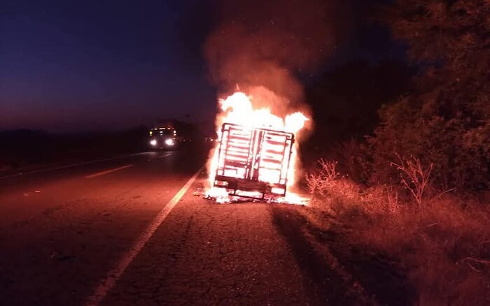 Se incendia camioneta por falla mecánica en la Siglo XXI