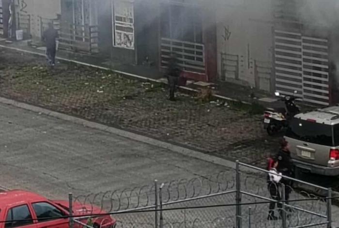 Se incendia el área del motor de una camioneta en Camponubes, Morelia