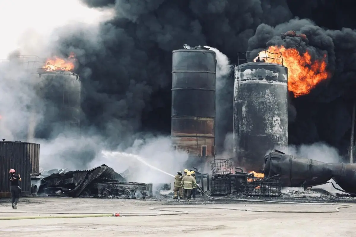 Se incendia empresa destiladora de diésel