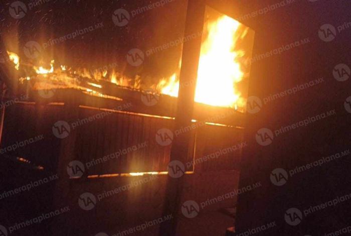 Se incendia local en mercado ‘El Moral’, en Zitácuaro