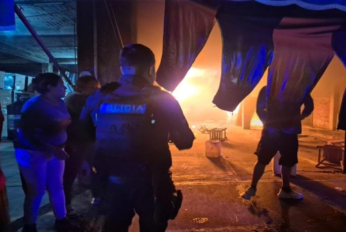 Se incendia Mueblería Ceci en Capacuaro; vecinos combaten llamas
