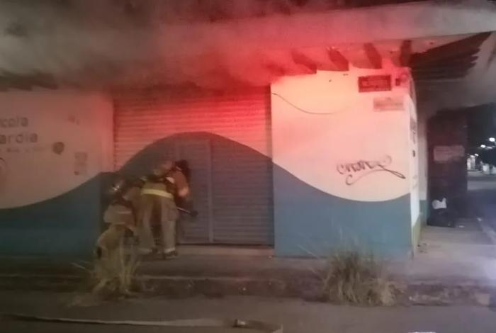 Se incendia negocio de agroquímicos en el Barrio de la Magdalena, en Uruapan