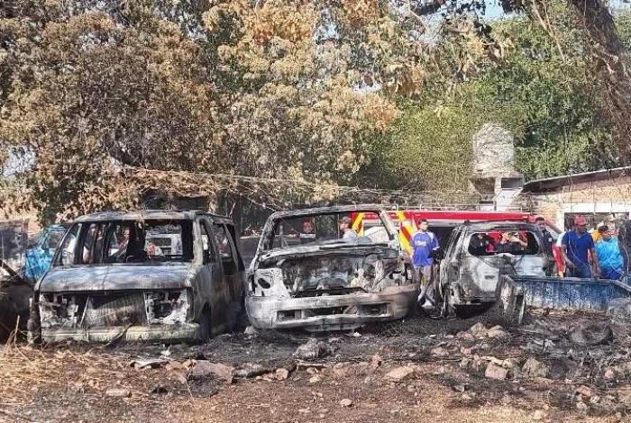 Se incendia taller de hojalatería ‘Hermanos Amezcua’, en Huetamo