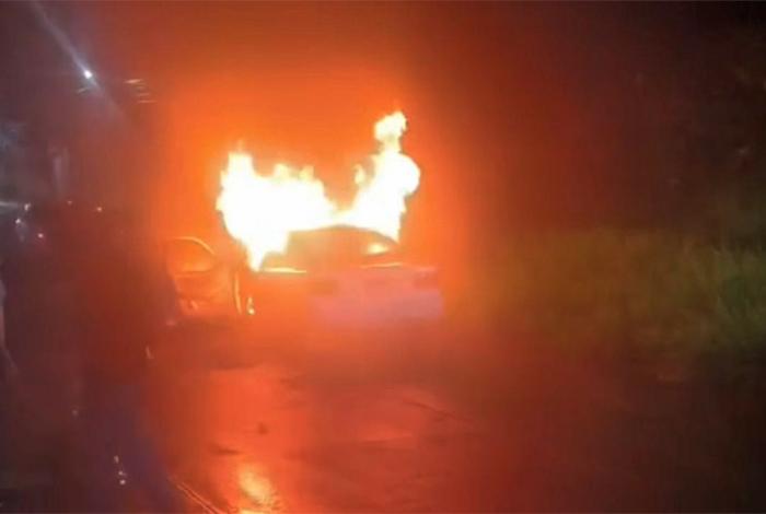 Se incendia taxi cerca del aeropuerto de Uruapan por cortocircuito