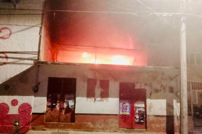 Se incendia una tienda de abarrotes, en Zacapu; sólo hay daños materiales