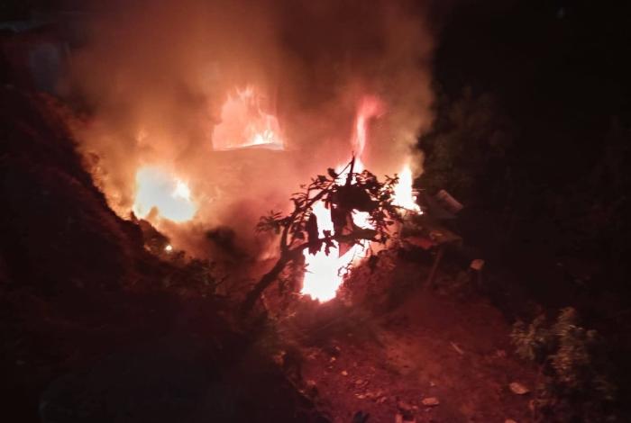 Se incendia vivienda donde almacenaban material reciclado, en Zitácuaro