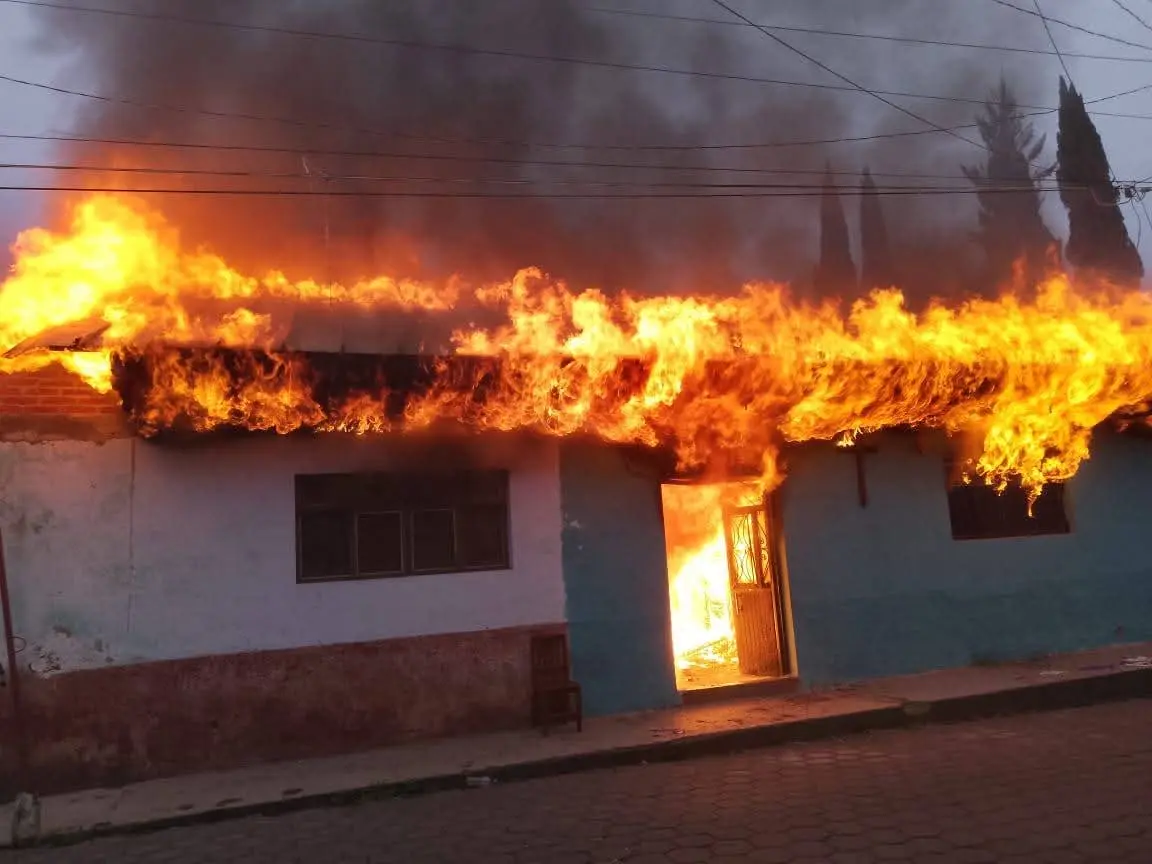 Se incendian casas en pleno Centro Histórico de Paracho