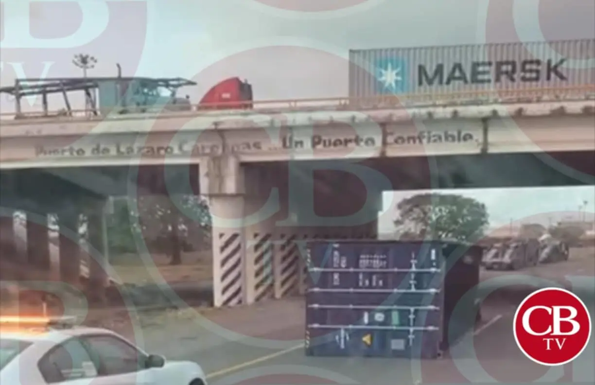 Se le cae el contenedor a un tráiler en la Siglo XXI