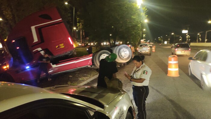 Se le poncha llanta a tráiler y choca