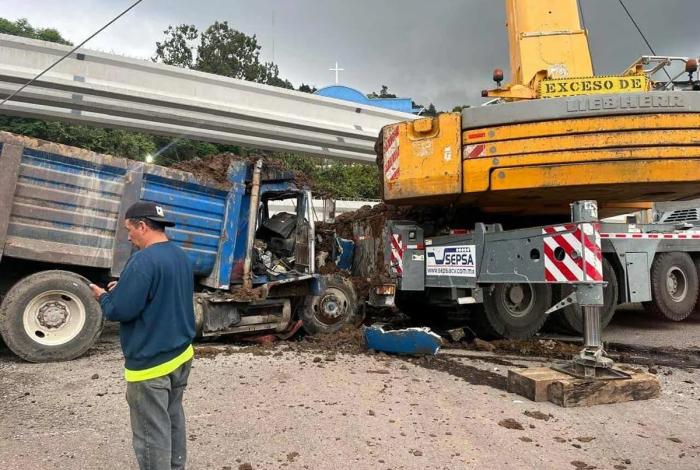 Se lesiona conductor en accidente vehicular que involucró a 4 vehículos en Zitácuaro