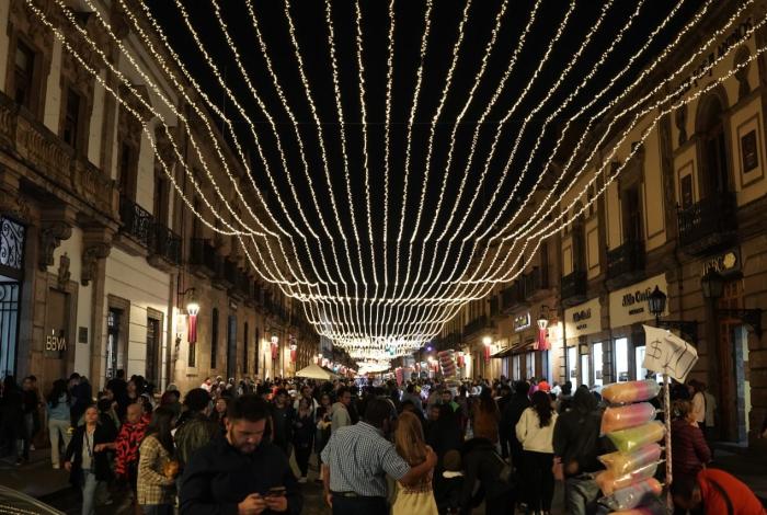 Se ‘llevan’ plantas de nochebuena de Plaza de Armas