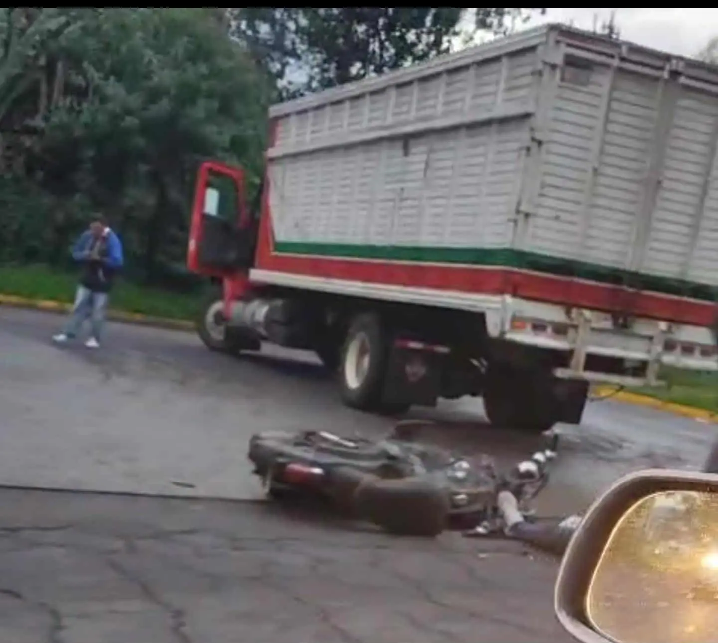 Se mata motociclista al chocar contra camión que transportaba aguacate 🥑