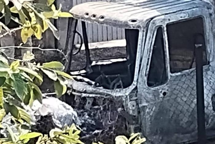 Se quema camión aguacatero en Uruapan