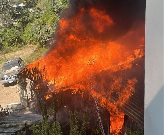 Se quema casa de madera en Morelia