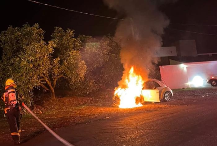 Se quema compacto en carretera de Tacámbaro