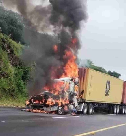 Se quema un tráiler en la autopista de Occidente