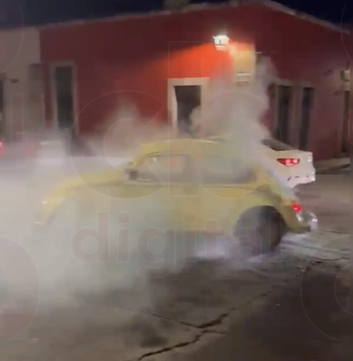 Se quema vochito en pleno Centro Histórico de Morelia