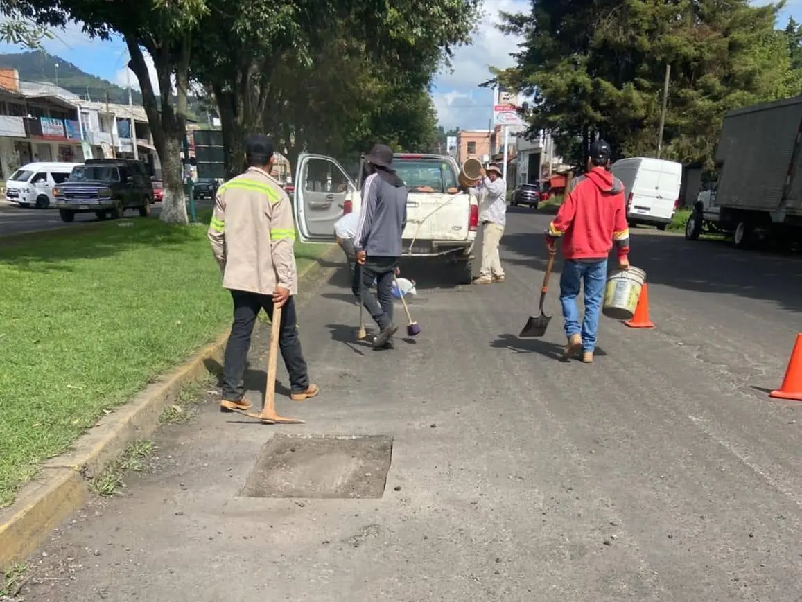 Se realiza bacheo en el libramiento de Pátzcuaro