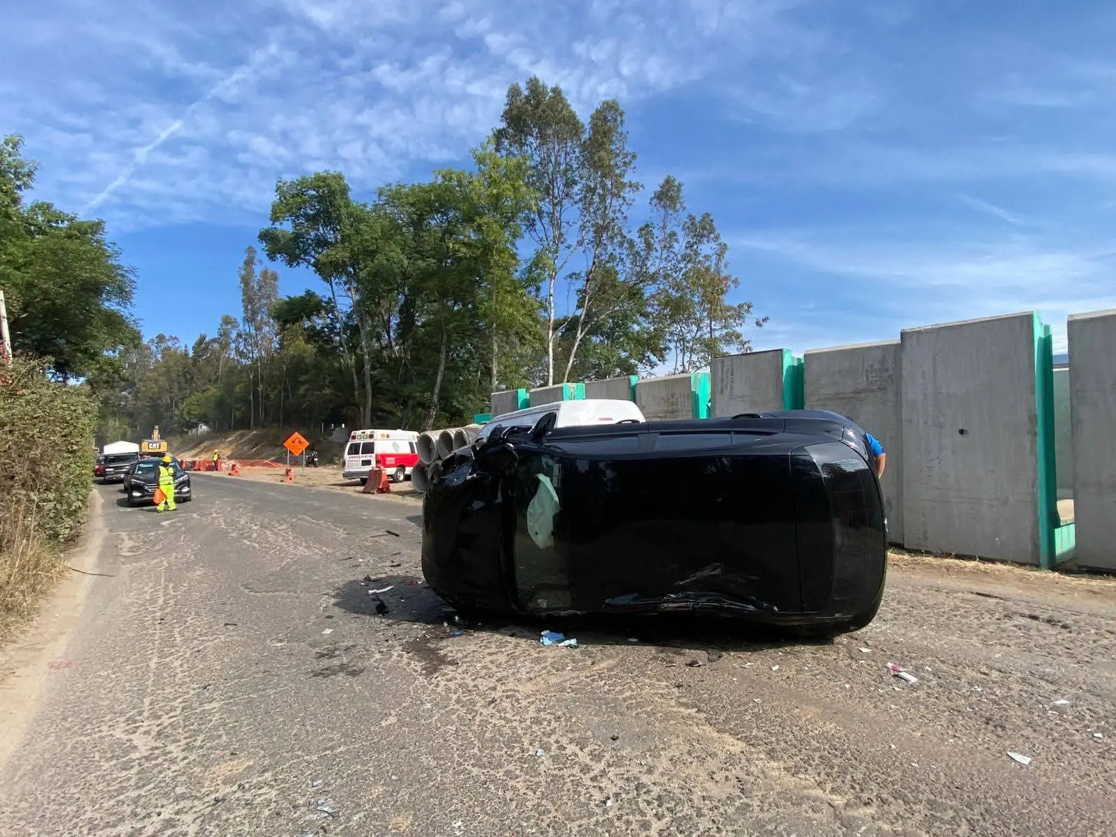 Se registra choque con volcadura y una persona lesionada