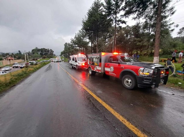 Se registra choque de combi contra camión volteo en Salvador Escalante; hay 8 heridos