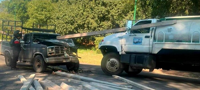 Se registra choque entre camioneta y camión pipa en la Tenencia Morelos