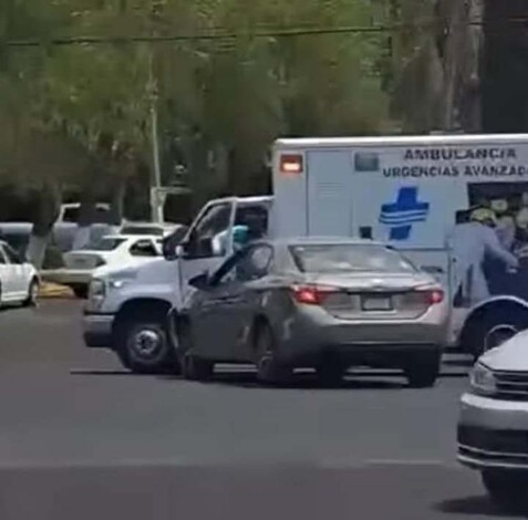 Se registra choque entre auto y ambulancia frente a la Fuente La Paloma, al sur de Morelia