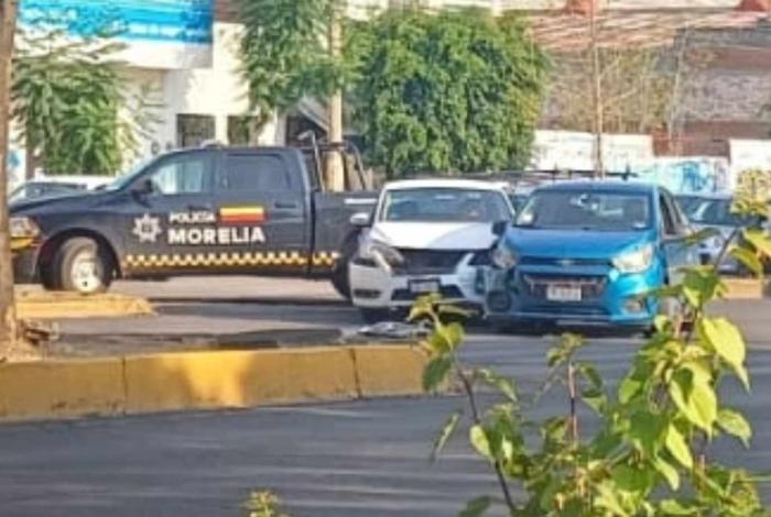 Se registra choque entre 2 autos sobre Calzada La Huerta, en Morelia