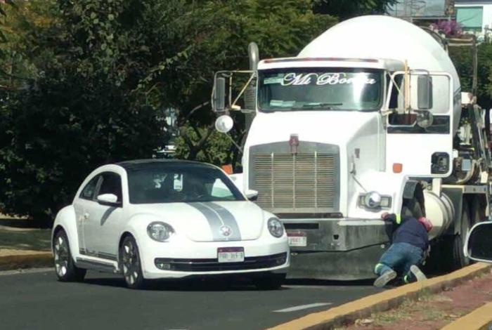 Se registra choque entre camión revolvedor y auto en el Libramiento Suroriente de Morelia