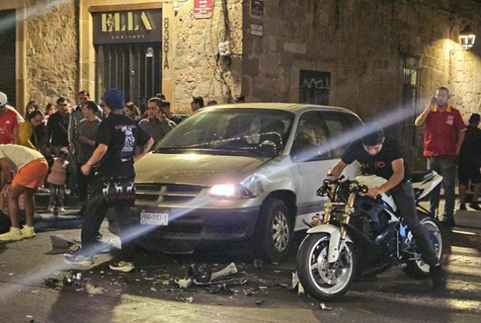 Se registra choque entre moto y camioneta en el Centro Histórico de Morelia
