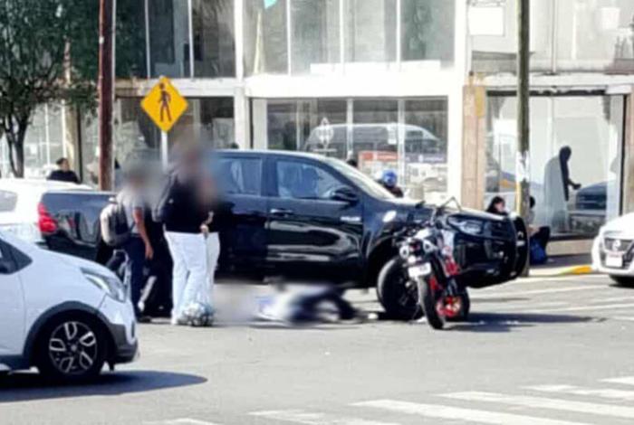 Se registra choque entre moto y camioneta en Calzada Ventura Puente de Morelia