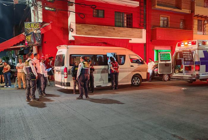 Se registra choque entre combi Ruta Gris 2 y auto en la colonia Ventura Puente de Morelia