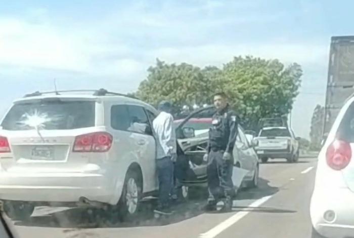 Se registra choque por alcance entre tres vehículos en la Morelia-Pátzcuaro
