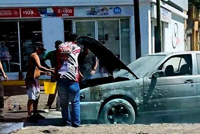 Se registra conato de incendio de auto, en salida a Charo