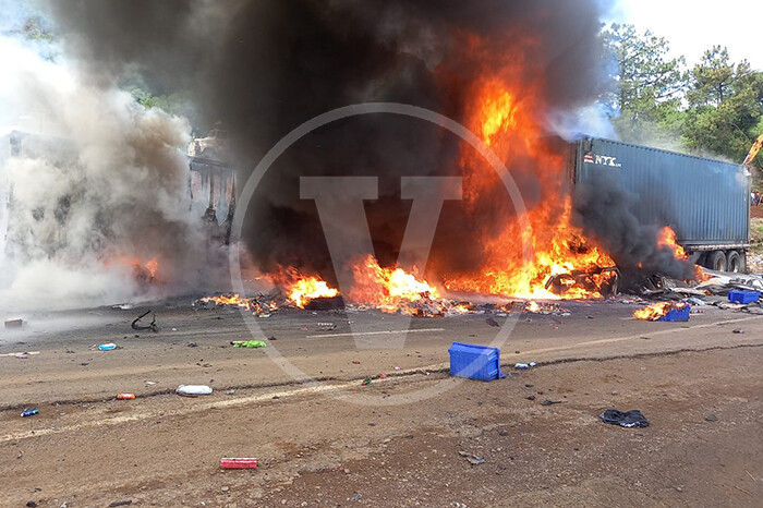 Se registra fuerte choque con incendio entre tráileres en la Siglo XXI; habría un fallecido