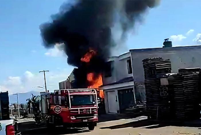 Se registra incendio de maderería al poniente de Morelia