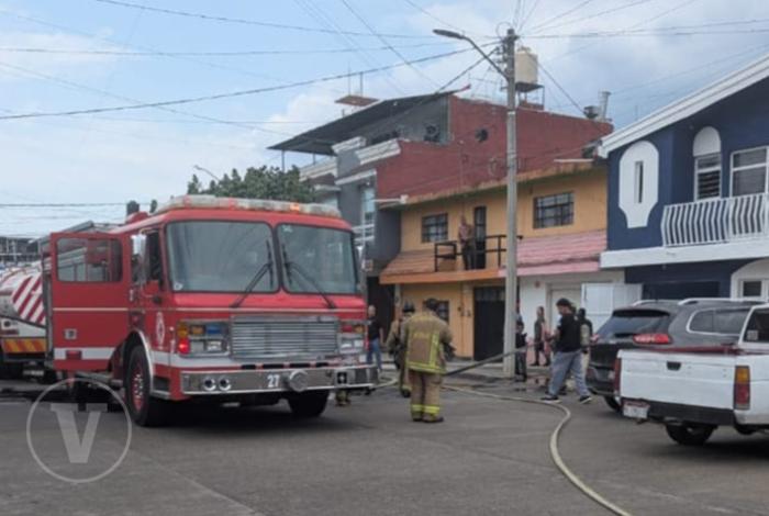 Se registra incendio de vivienda en la colonia Revolución, en Uruapan