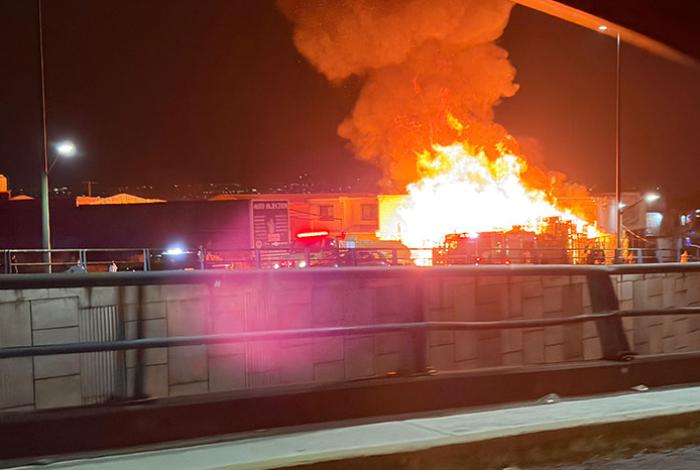 Se registra incendio en negocio de tarimas, cerca del distribuidor vial de salida a Quiroga
