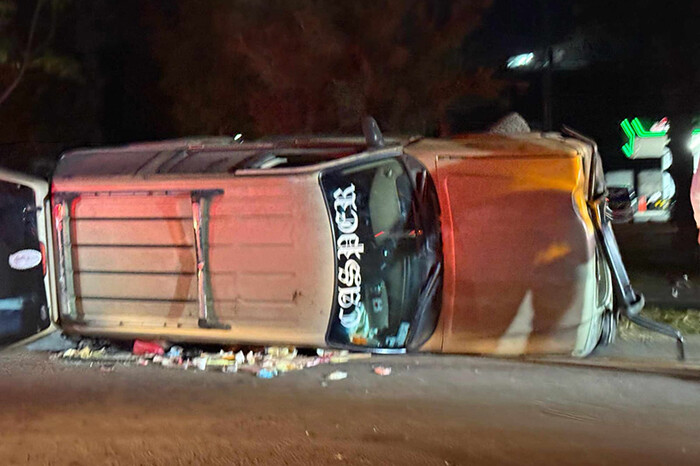 Se registra volcadura de camioneta en el libramiento norte de Morelia; hay dos heridos