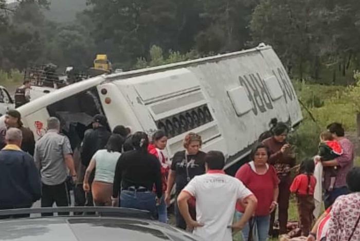 Se registra volcadura de autobús de pasajeros en la Quiroga-Zacapu