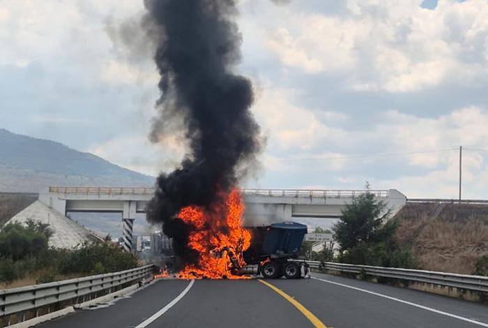 Se registra volcadura e incendio de tractocamión en la Copándaro-Pátzcuaro, antes de la caseta de Cuto