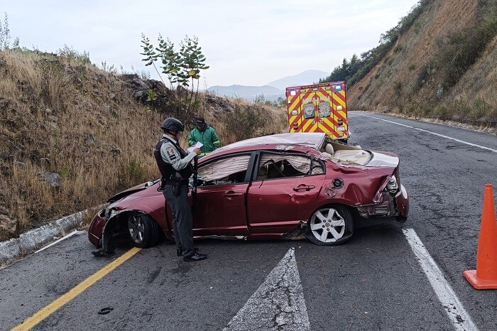 Se registra volcadura en el municipio de Pátzcuaro; conductor abandona el vehículo