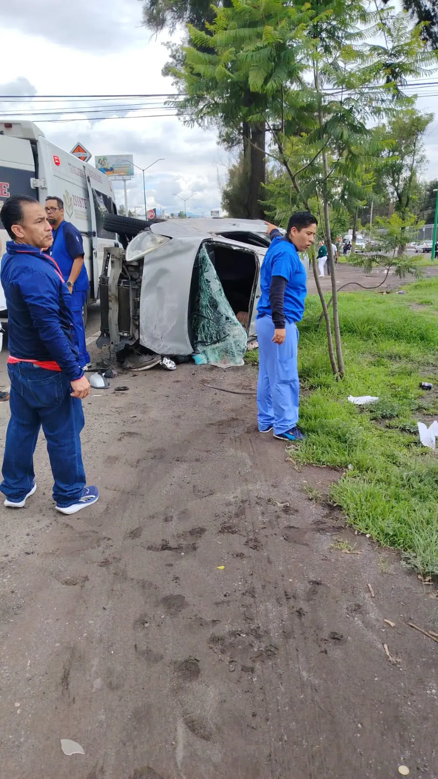 Se registra volcadura en la salida a Charo, no hay heridos