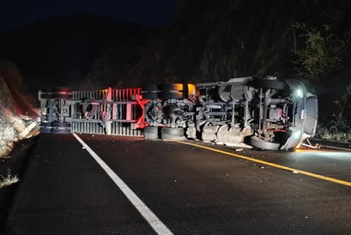 Se registran dos accidentes de tráileres, en la autopista Siglo XXI